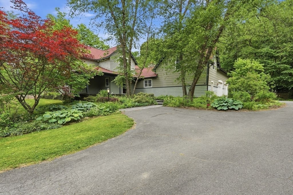 18 Eveningstar Dr Photo 2