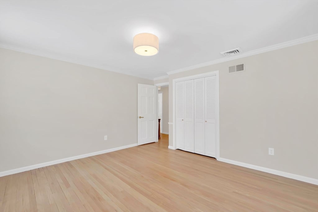 59 Lawrence Dr Photo 22