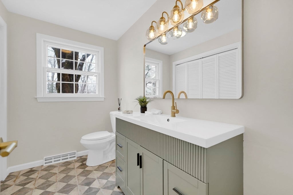 59 Lawrence Dr Photo 14