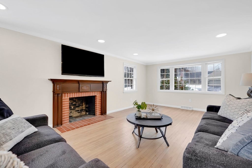 59 Lawrence Dr Photo 17