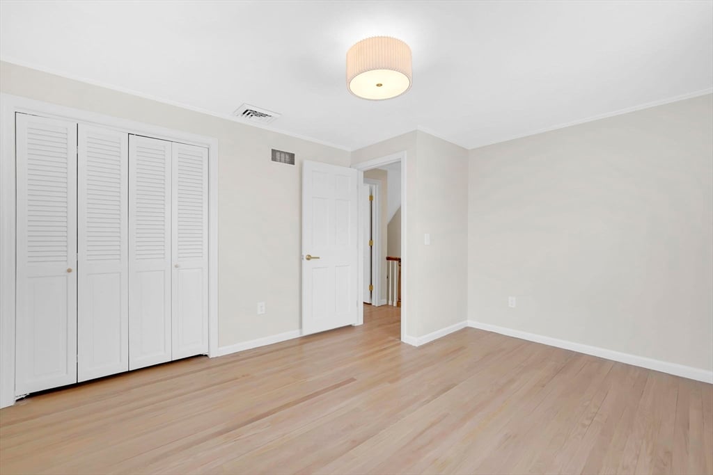 59 Lawrence Dr Photo 23