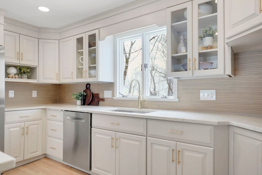 59 Lawrence Dr Photo 7