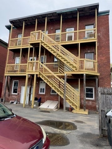 64-66 Pleasant St Photo 2