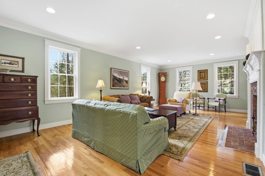 16 Hawthorn Rd Photo 17