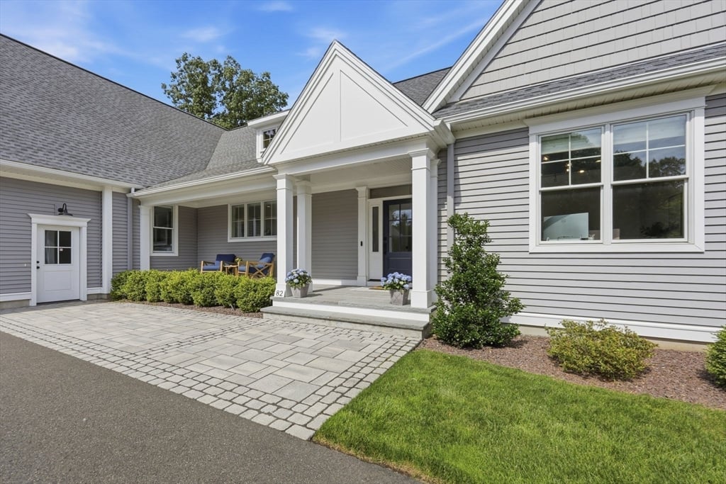 82 Churchill Dr Photo 3