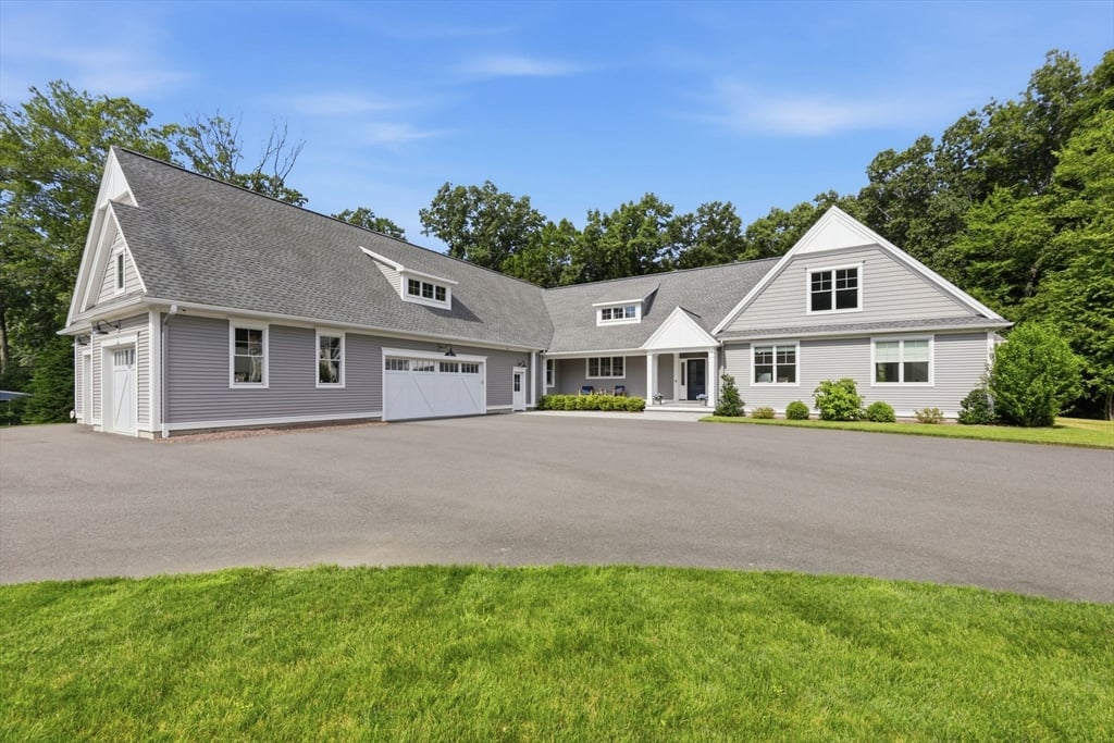 82 Churchill Dr Photo 2