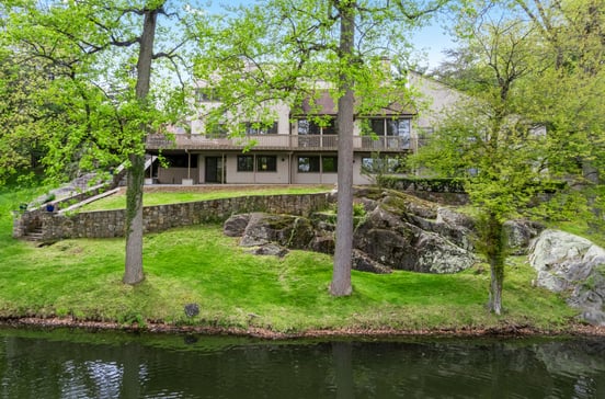 3 Lakeside Drive