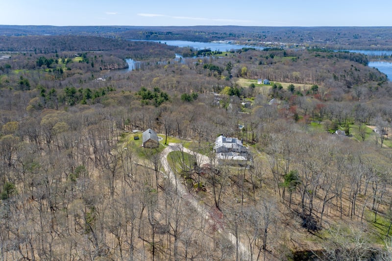 Selden Cove, Whalebone Cove, and the Connecticut River are your sparkeling water views in all seasons.