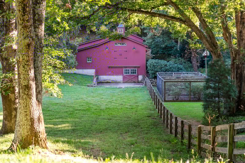 Country estate with magnificent barn, stalls and storage