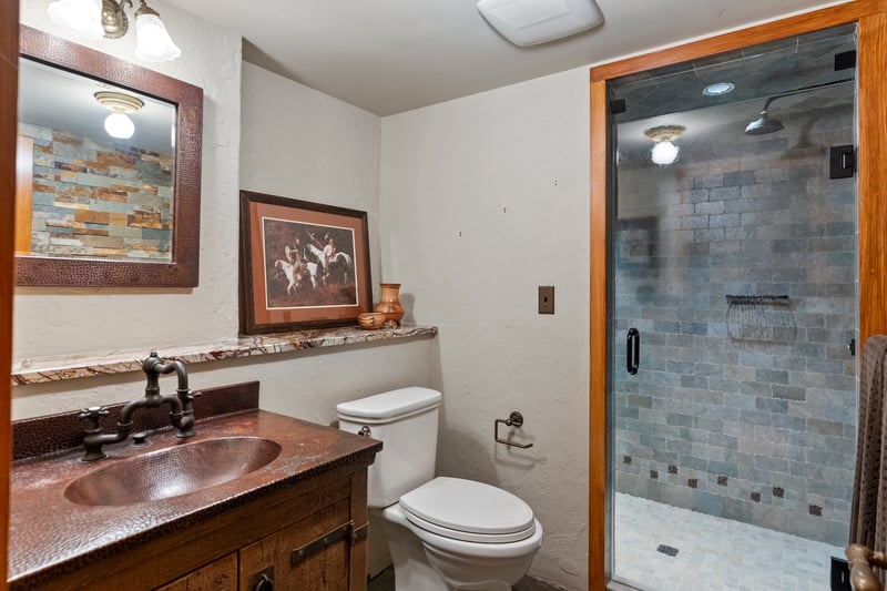 Full bath, lower level