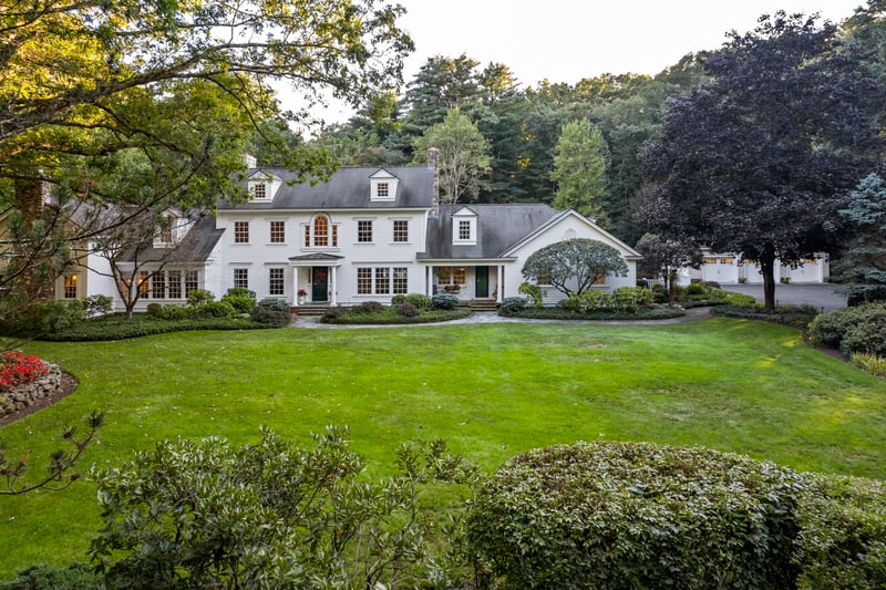 This country estate presents a welcoming retreat, inviting you to unwind in a peaceful haven