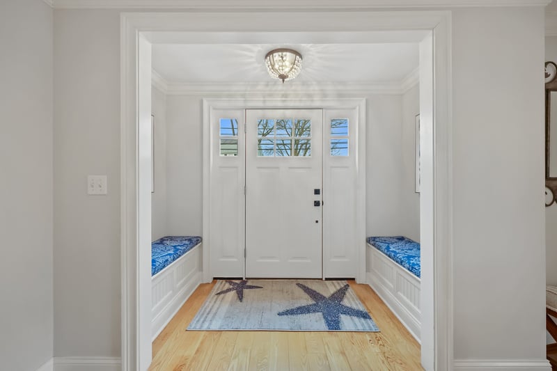 Charming alcove in front entryway!