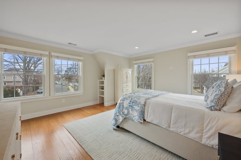 Lots of natural light in the primary BR