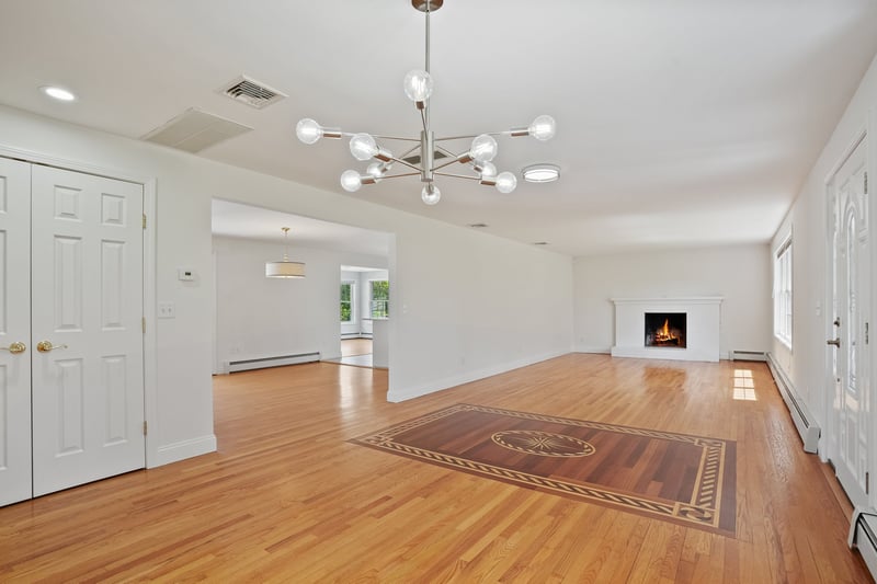 Large Living/Dining Area w/ Working Fireplace