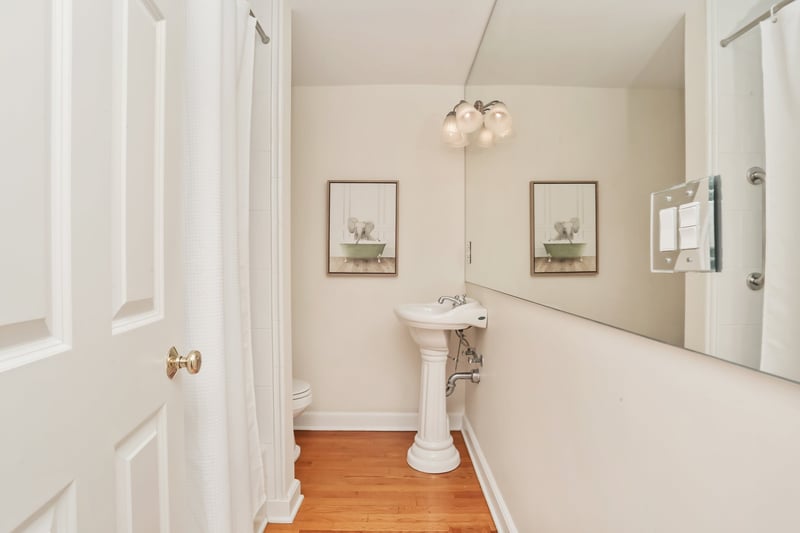 Main level full bath with shower and tub