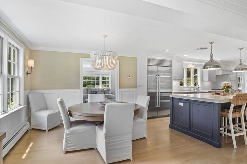 Lovely dining area off kitchen