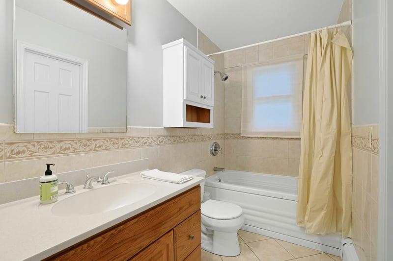 Full hall bath with shower / bath combo
