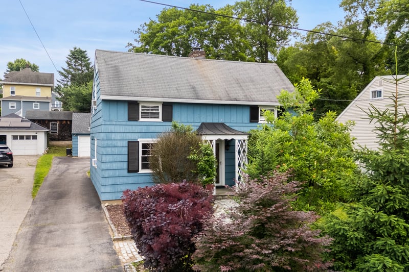 Front of house featuring a 2 car detached garage