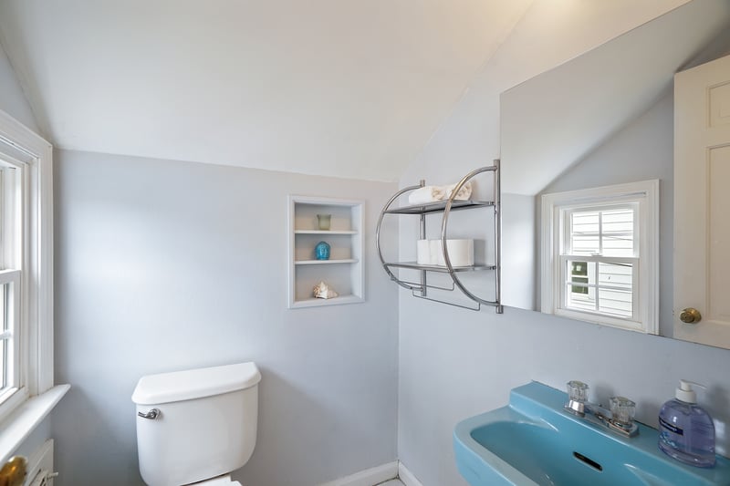 Second floor bath with and built in features