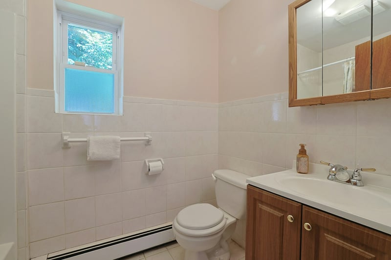 First floor Full Bathroom with tub/shower