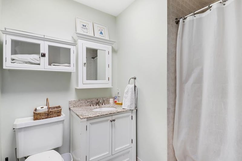 Hall full bathroom