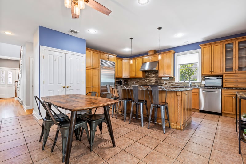 Kitchen also has eat-in dining space