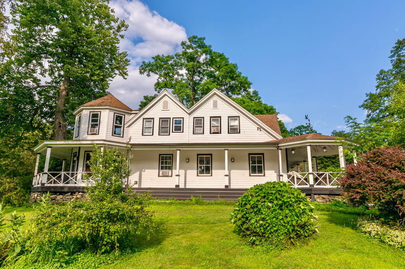 View of front of home featuring a front lawn and covered porch