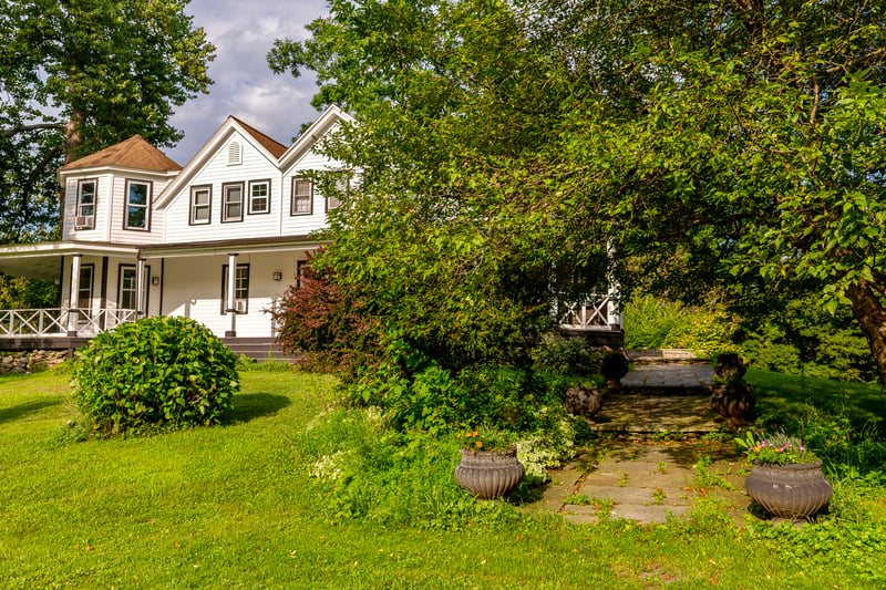 View of front facade with covered porch and a front yard