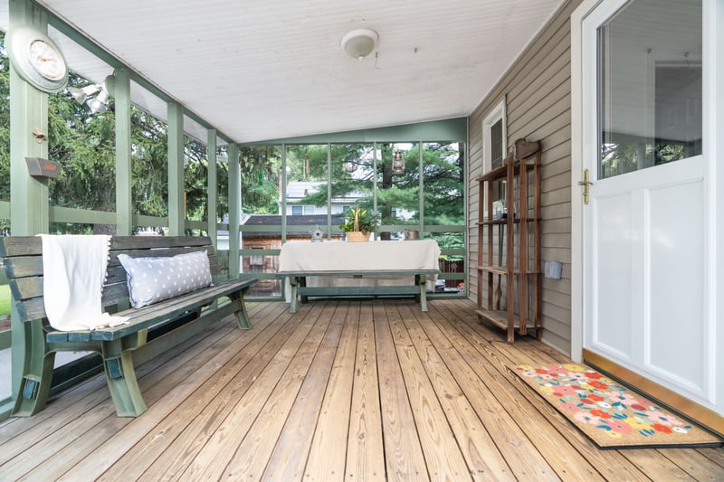 Sunroom with lofted ceiling