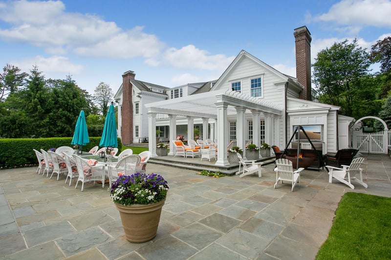 Entertain your family and friends in this spacious outdoor area with Pergola!