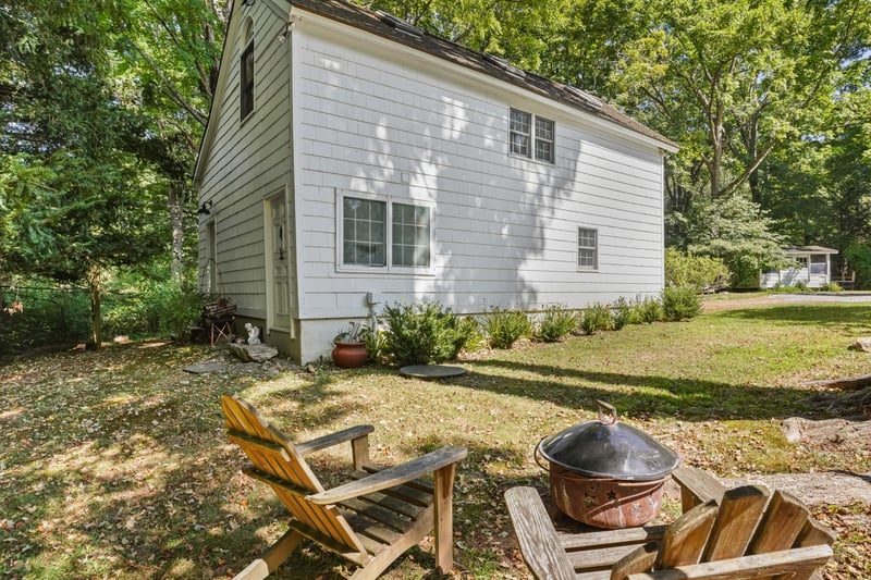 Even a private outdoor area for guest house visitors to enjoy!