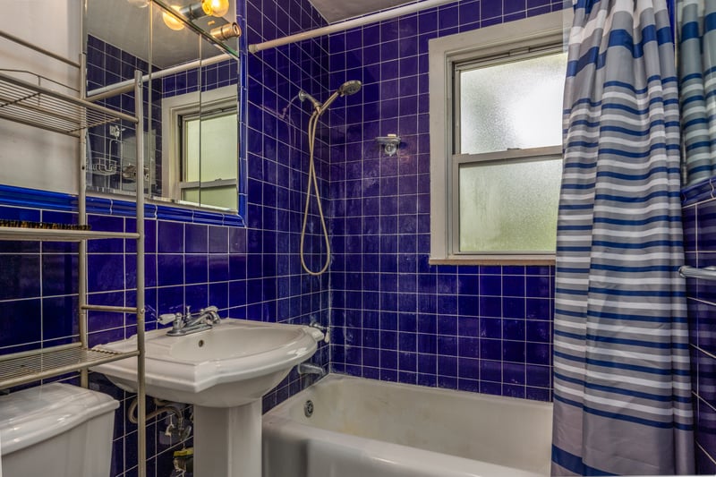 Full bath featuring shower / bathtub combination with curtain, tile walls, plenty of natural light, and backsplash