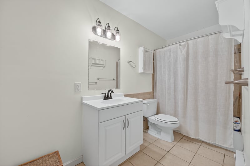 20 / 30Full Bathroom