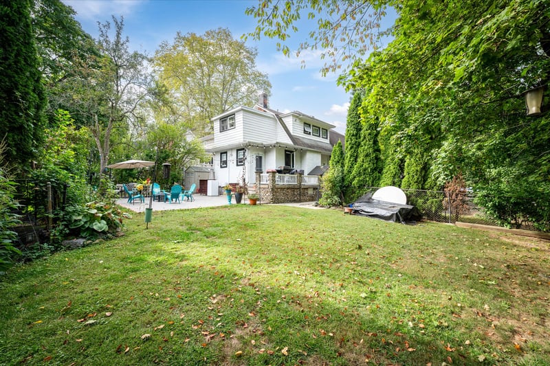 Play on the lawn, garden in the flowerbeds!