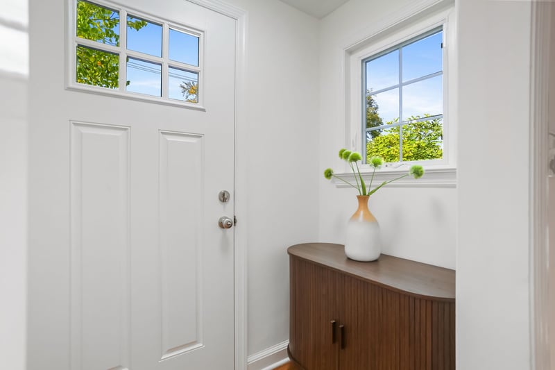 Front entryway - light and bright.