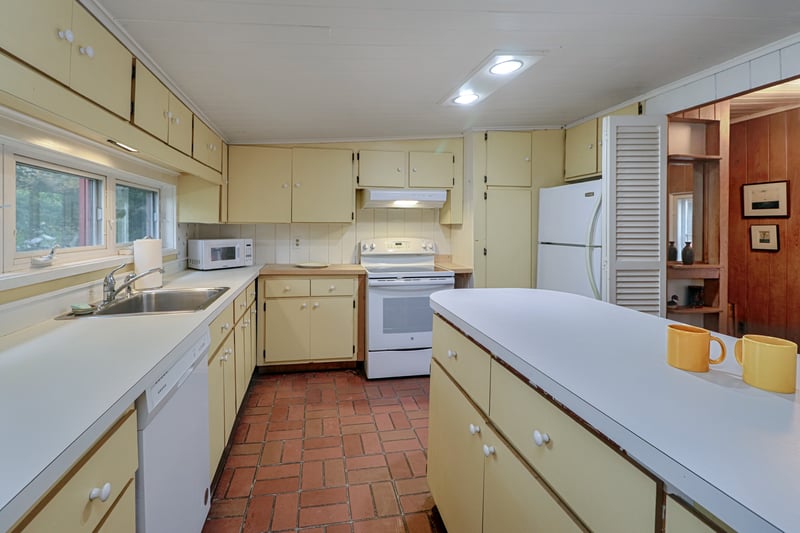 Good preparation spaces, and a very serviceable kitchen space.