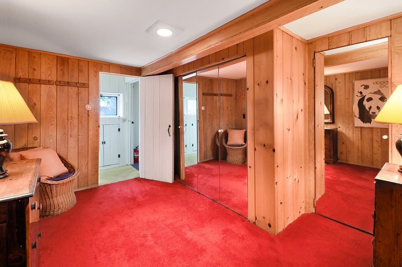 This space could be an office, or small bedroom.