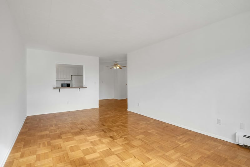 Living room with opening to the kitchen