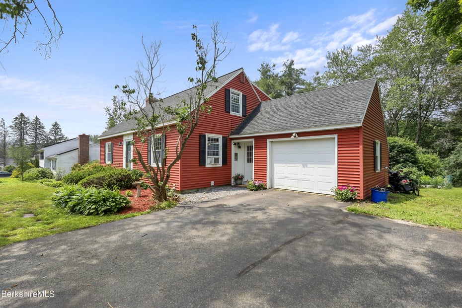 61 Patricia Ave Photo 1