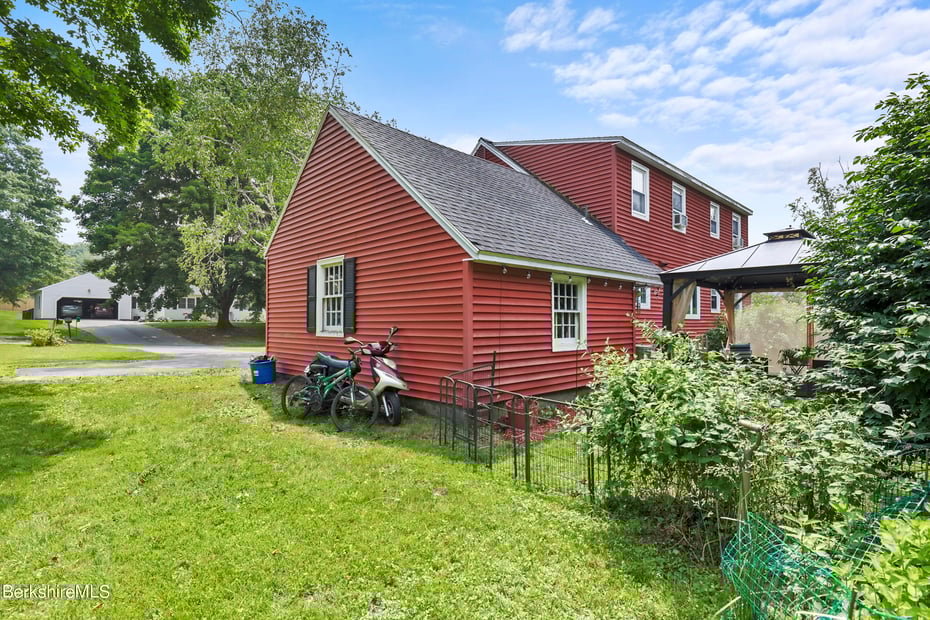 61 Patricia Ave Photo 4