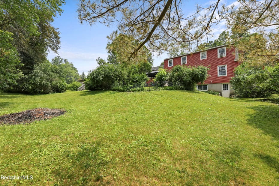 61 Patricia Ave Photo 7