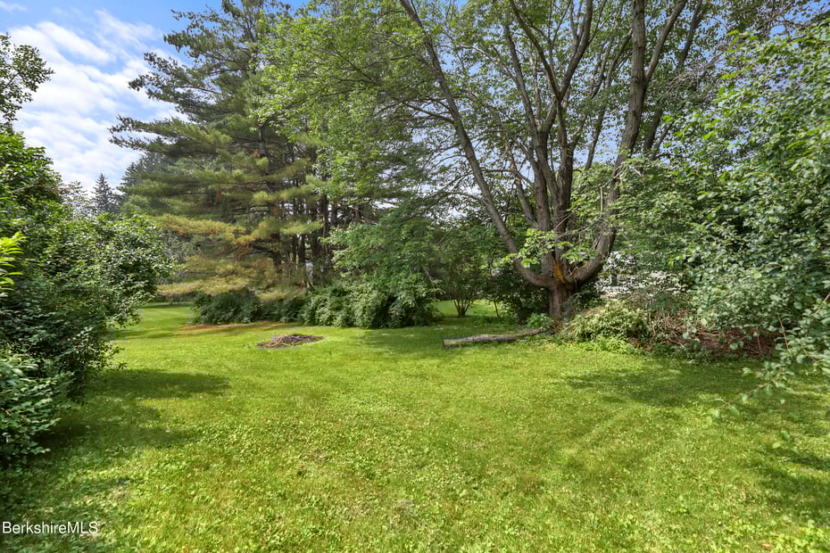61 Patricia Ave Photo 8