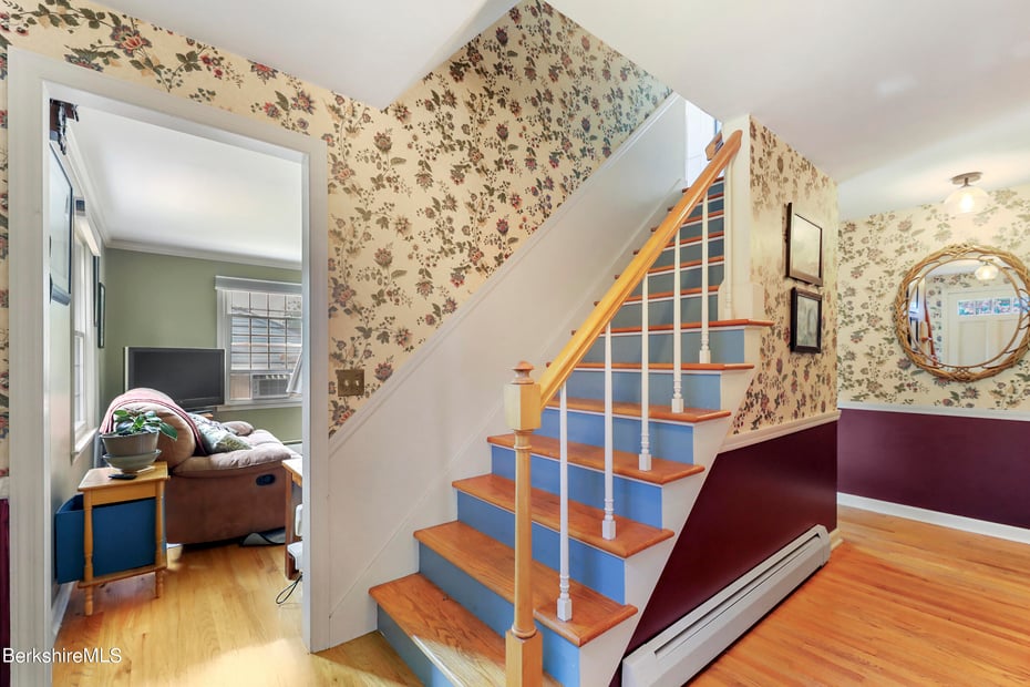 61 Patricia Ave Photo 9