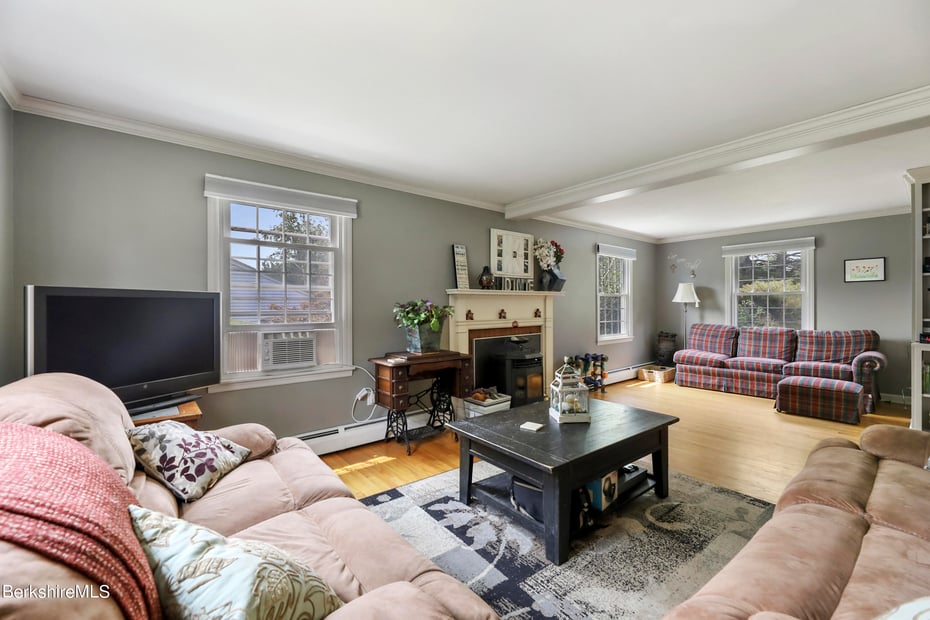 61 Patricia Ave Photo 11