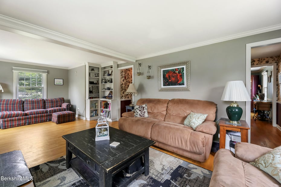 61 Patricia Ave Photo 12