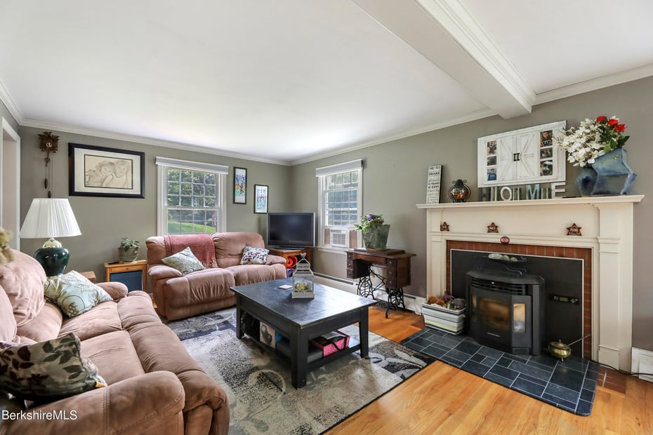 61 Patricia Ave Photo 13