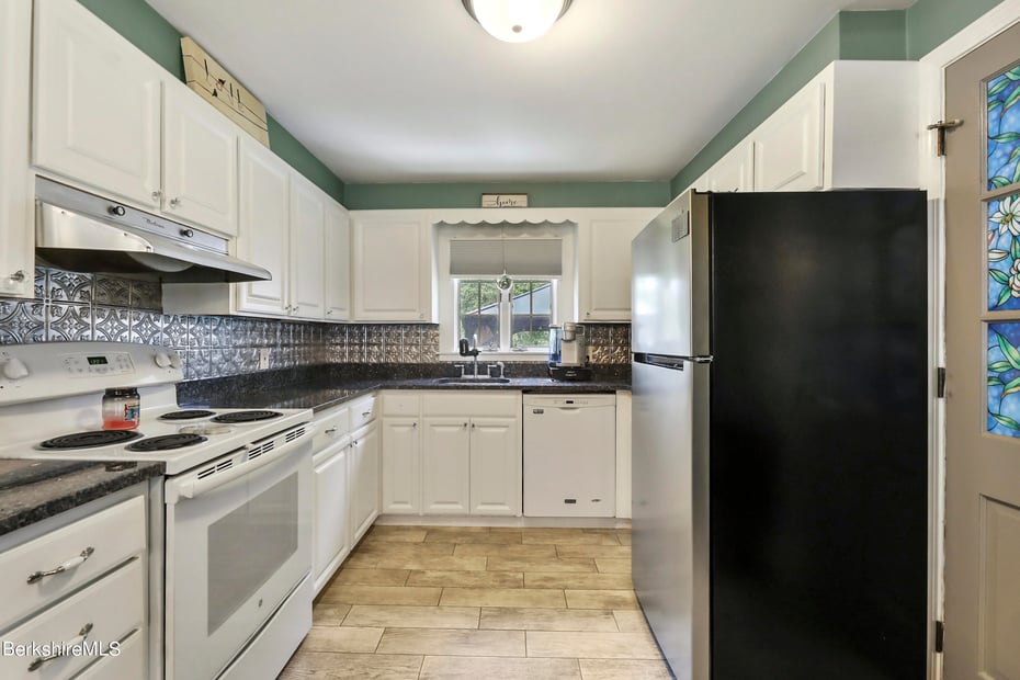 61 Patricia Ave Photo 18