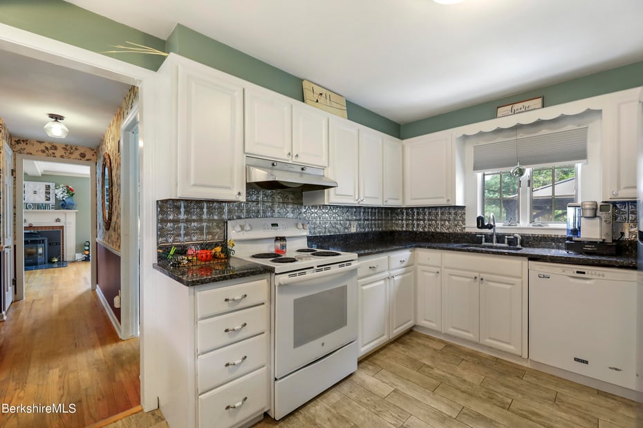61 Patricia Ave Photo 19