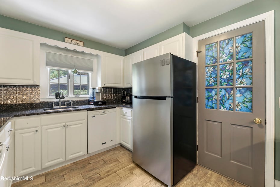 61 Patricia Ave Photo 20