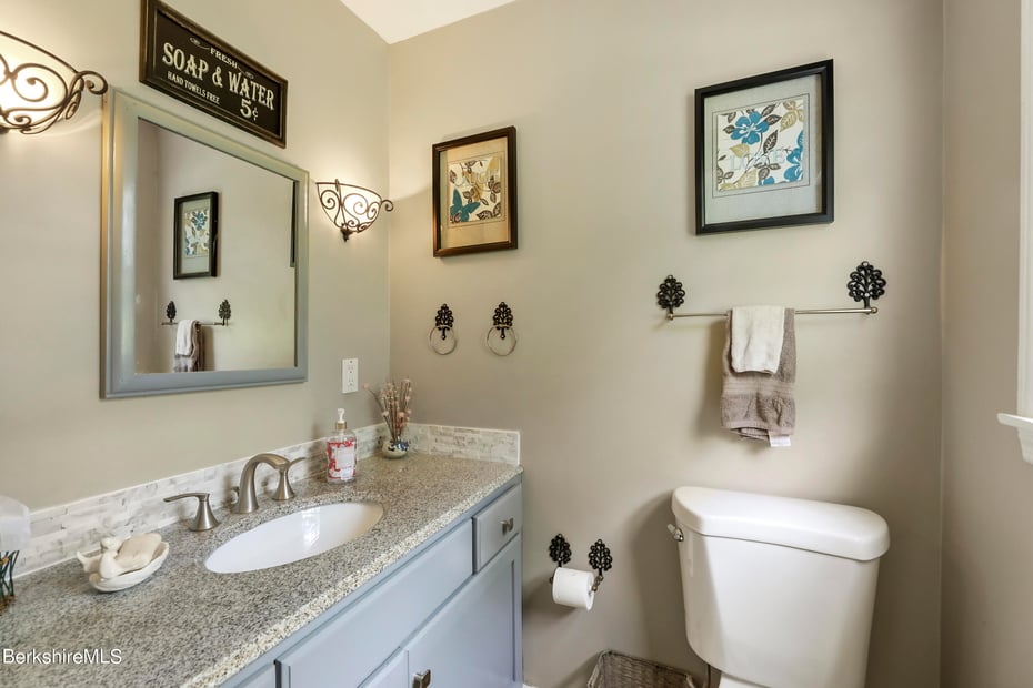 61 Patricia Ave Photo 23
